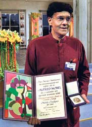 Prof.Munasinghe with the Nobel Prize